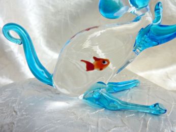 chat en verre de Murano transparent avec petit poisson rouge, fait main par les artisans vénitiens