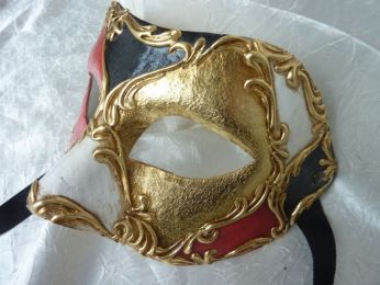 masque loup en papier mâché fait main , décoré à losanges or et rouge, arabesque à la feuille d'or