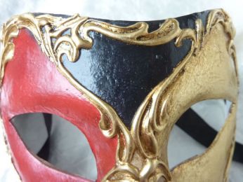 masque loup en papier mâché fait main , décoré à losanges or et rouge, arabesque à la feuille d'or