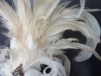 masque loup en papier, plumes blanche , bijou centrale , decor en glitter argenté