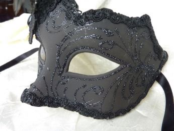 masque loup noir avec plumes noir, gallon, décoration en glitter