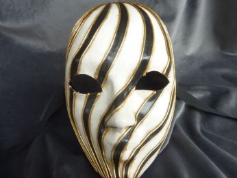 masque visage en papier mâché fait main, rayures noir sur fond blanc soulignés par des bords dorés